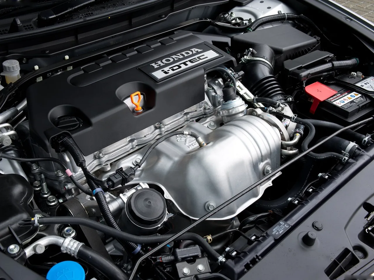Honda Accord [EU] (2011) – motorový prostor