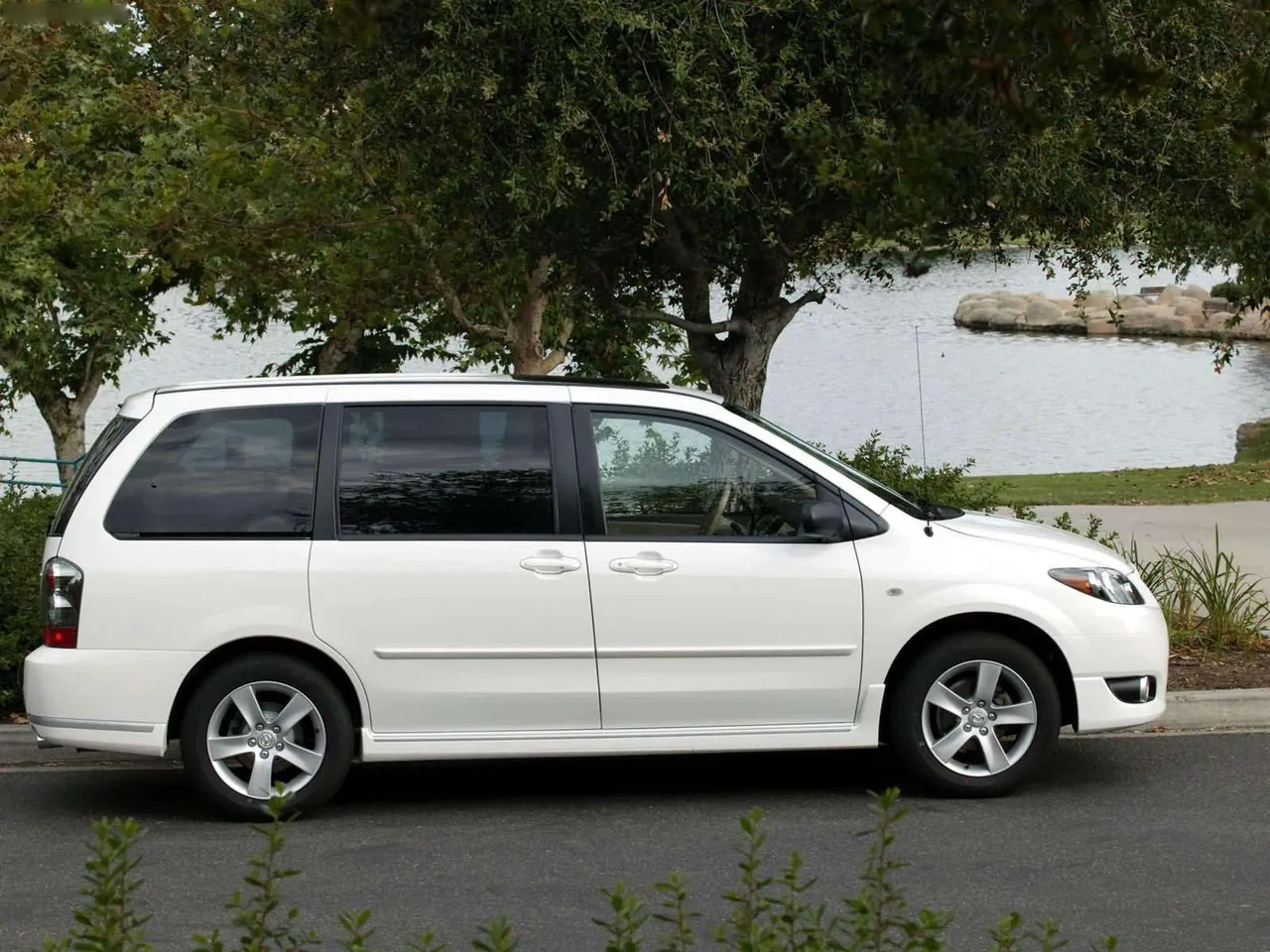 Mazda MPV ES (2004) – boční profil