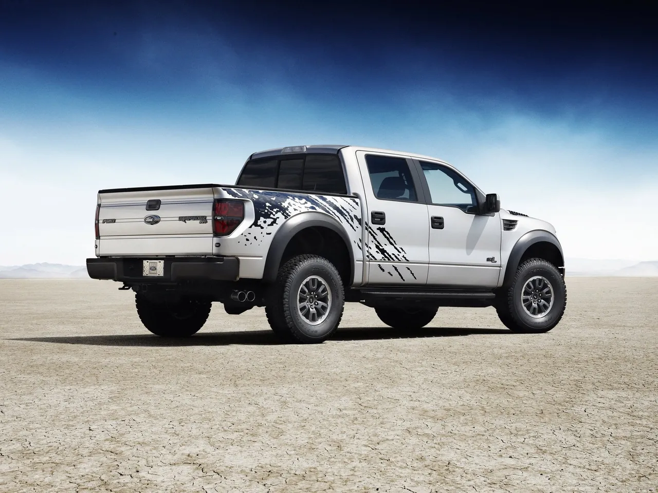 Ford F-150 SVT Raptor SuperCrew (2011) – zadní tříčtvrteční pohled