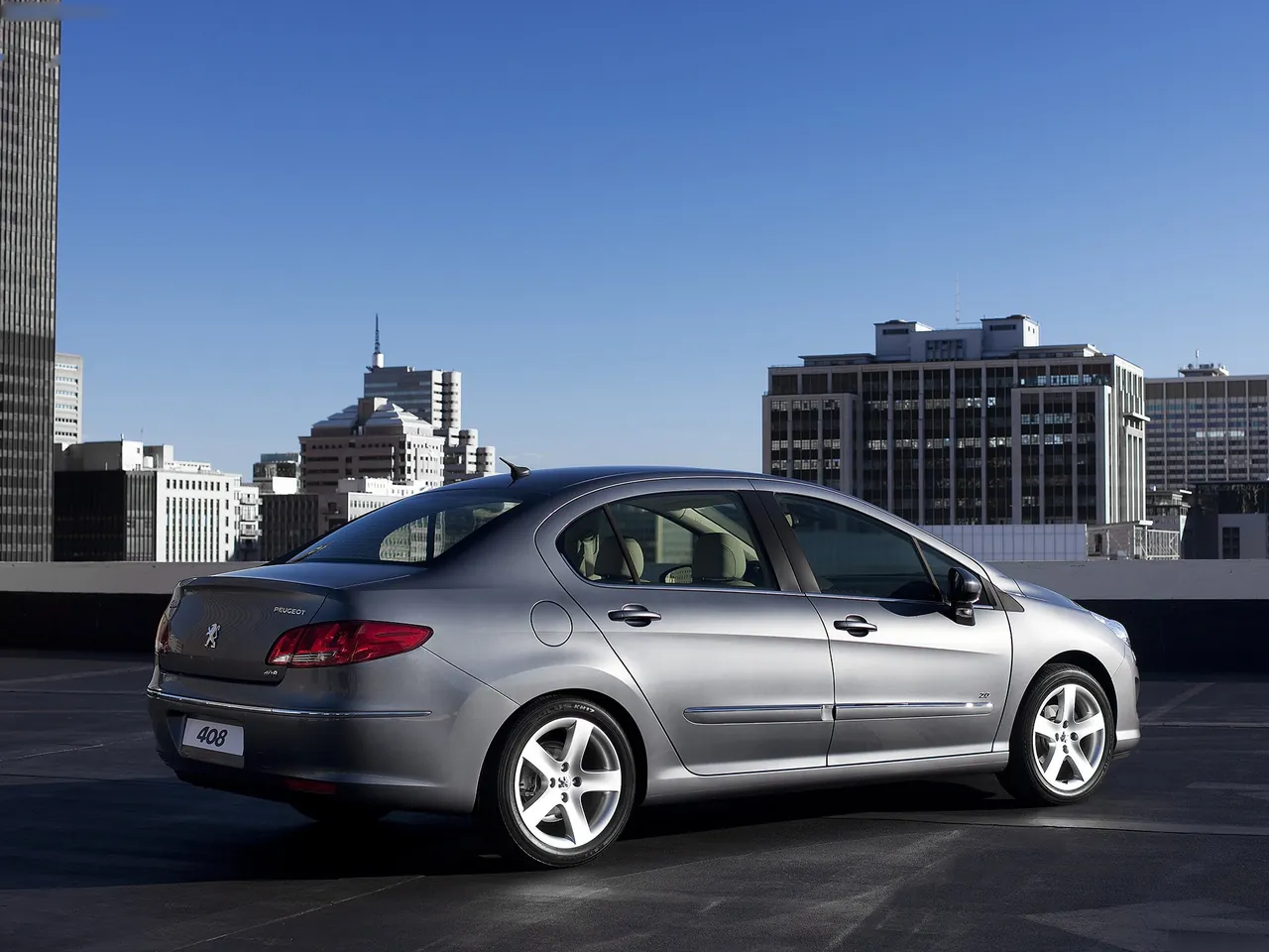 Peugeot 408 (2011) – zadní tříčtvrteční pohled