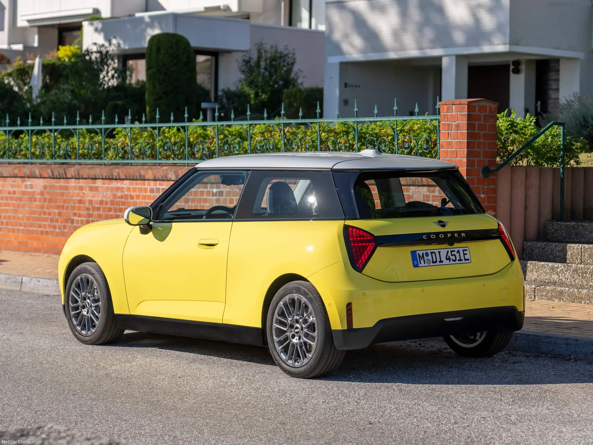 Mini Cooper E (2024) – zadní tříčtvrteční pohled