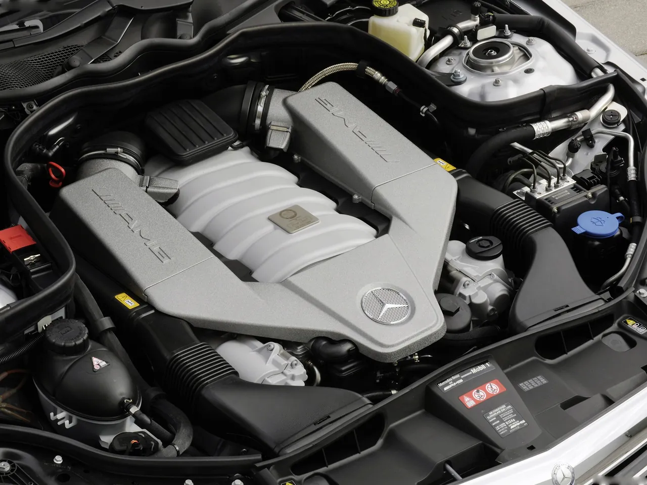 Mercedes-Benz E63 AMG (2010) – motorový prostor