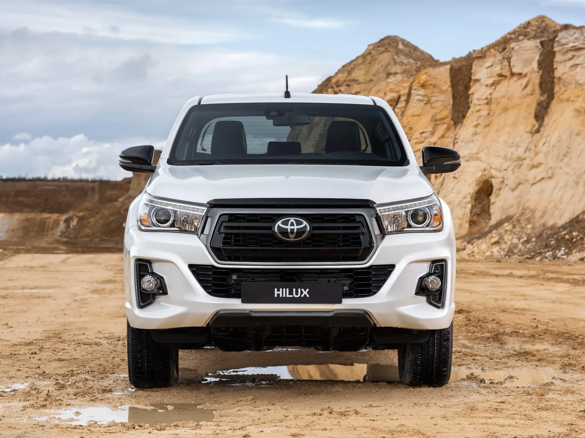 Toyota Hilux Special Edition (2019) - Front