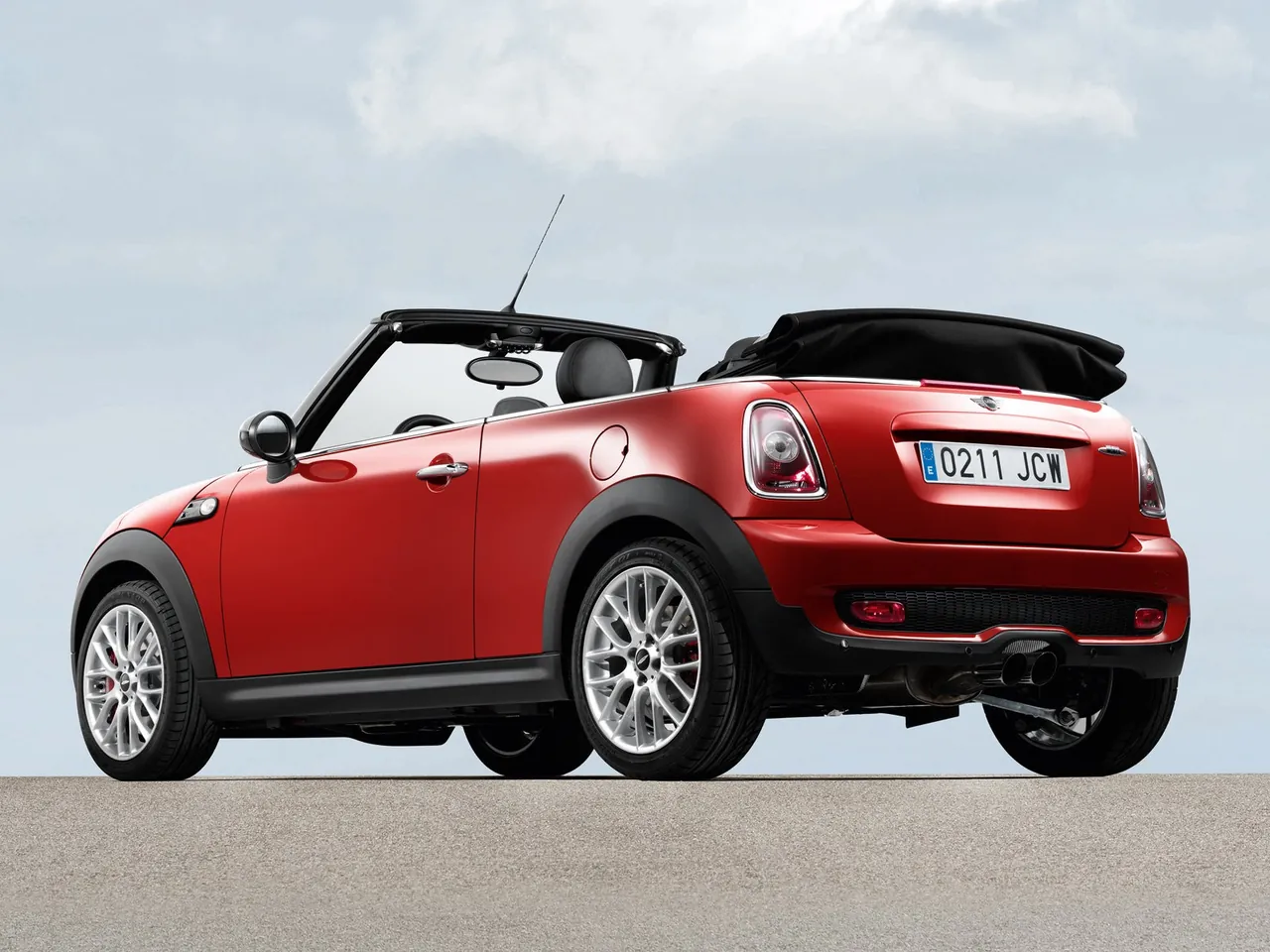 Mini John Cooper Works Convertible (2010) – zadní tříčtvrteční pohled