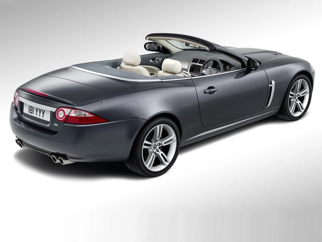 Jaguar XKR Convertible (2007) – zadní tříčtvrteční pohled