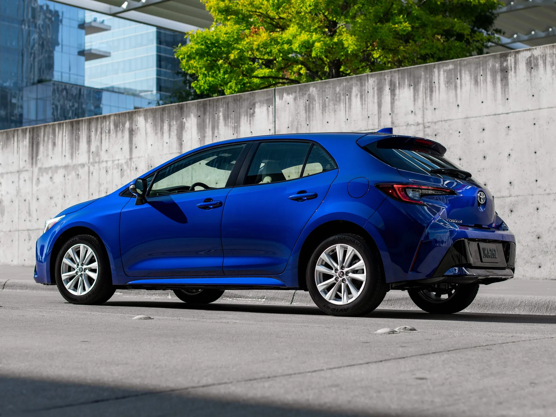 Toyota Corolla Hatchback (2023) – zadní tříčtvrteční pohled