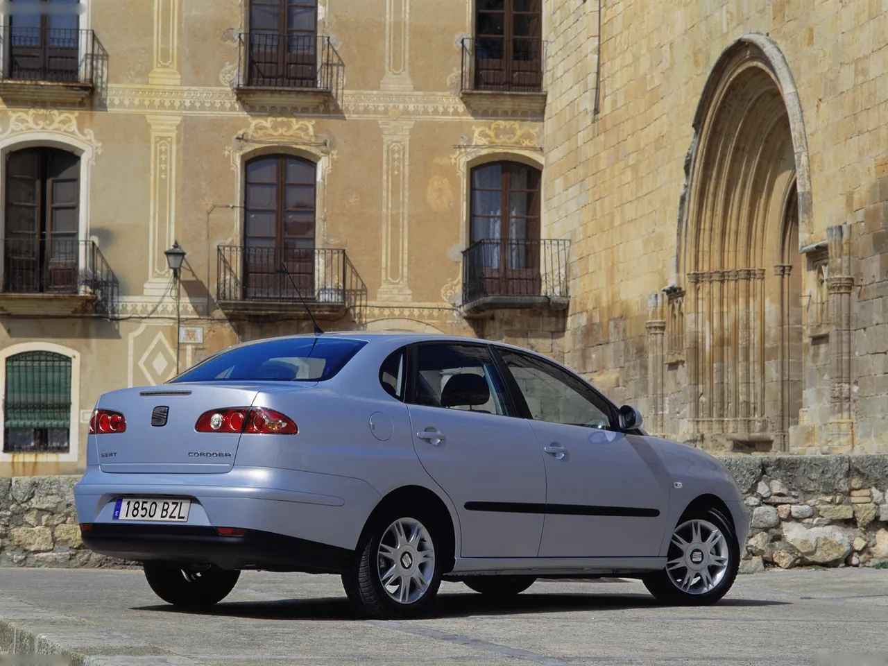 Seat Cordoba (2004) – zadní tříčtvrteční pohled
