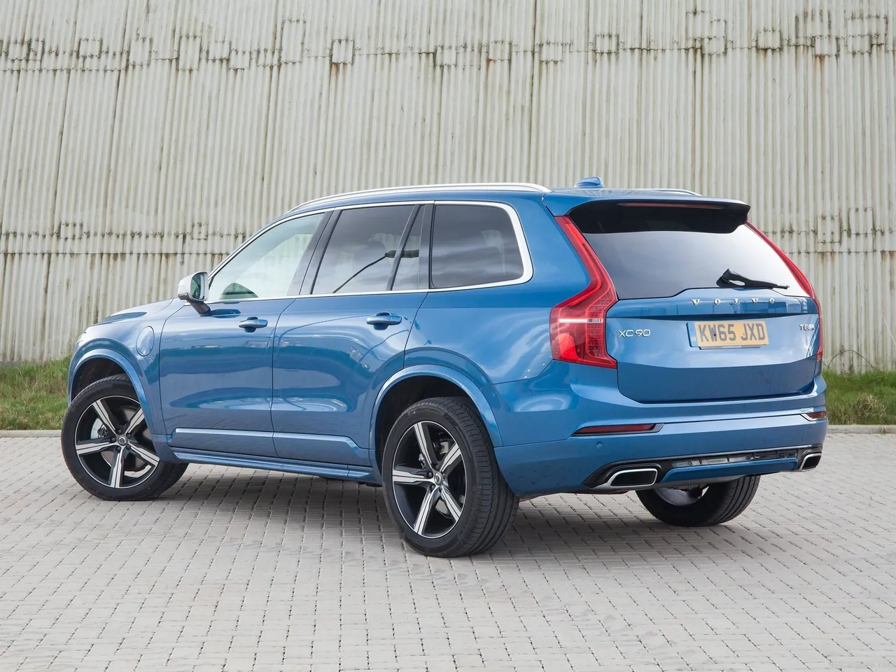 Volvo XC90 T8 Twin Engine (2016) – zadní tříčtvrteční pohled