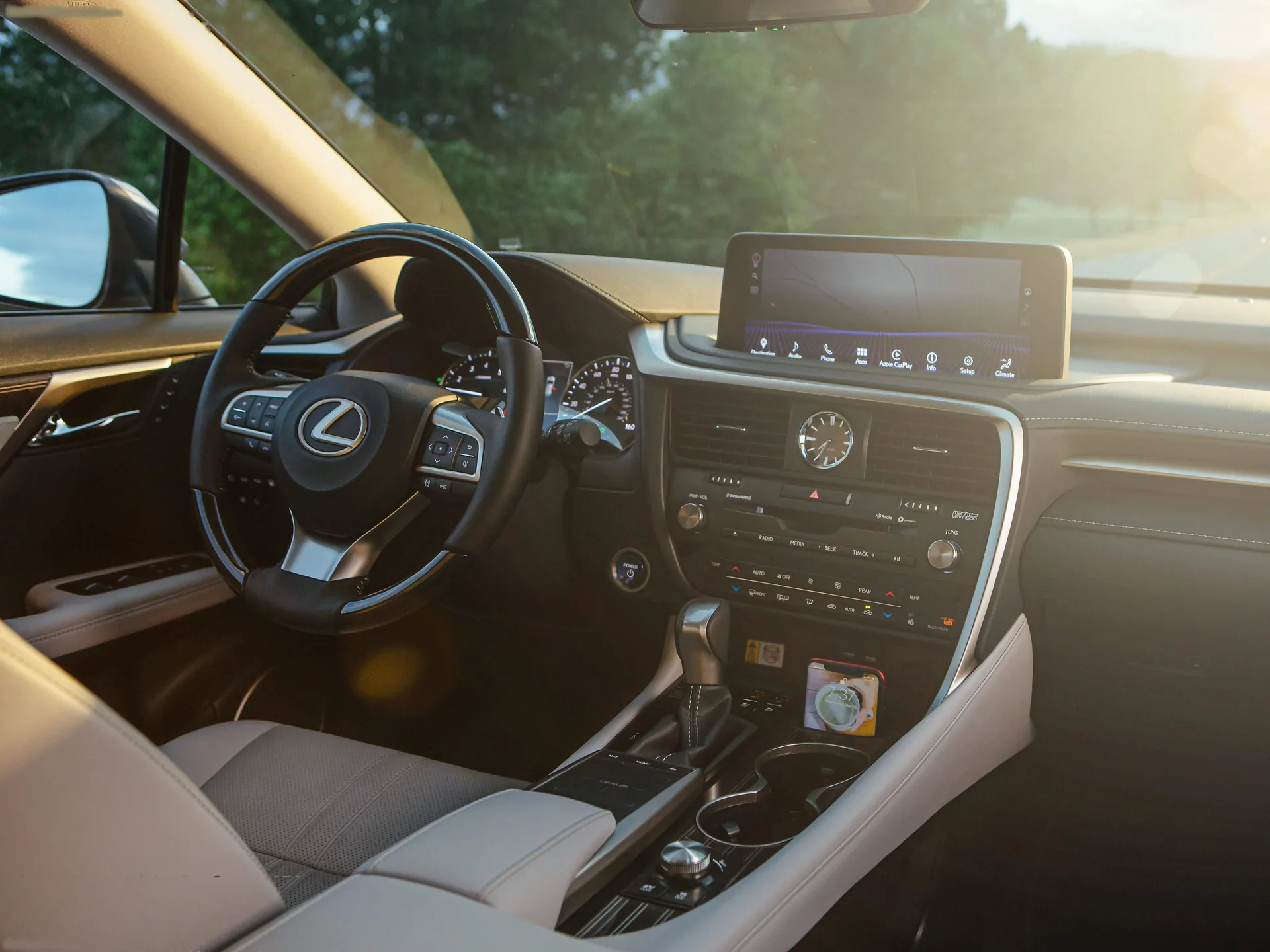 Lexus RX L (2020) – interiér