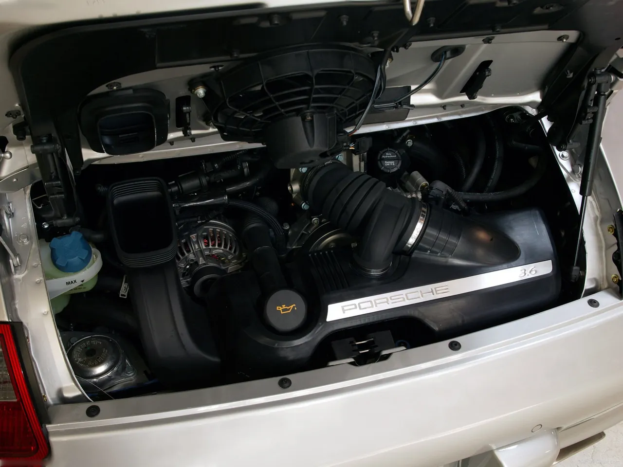 Porsche 911 Carrera (2005) - Engine Bay