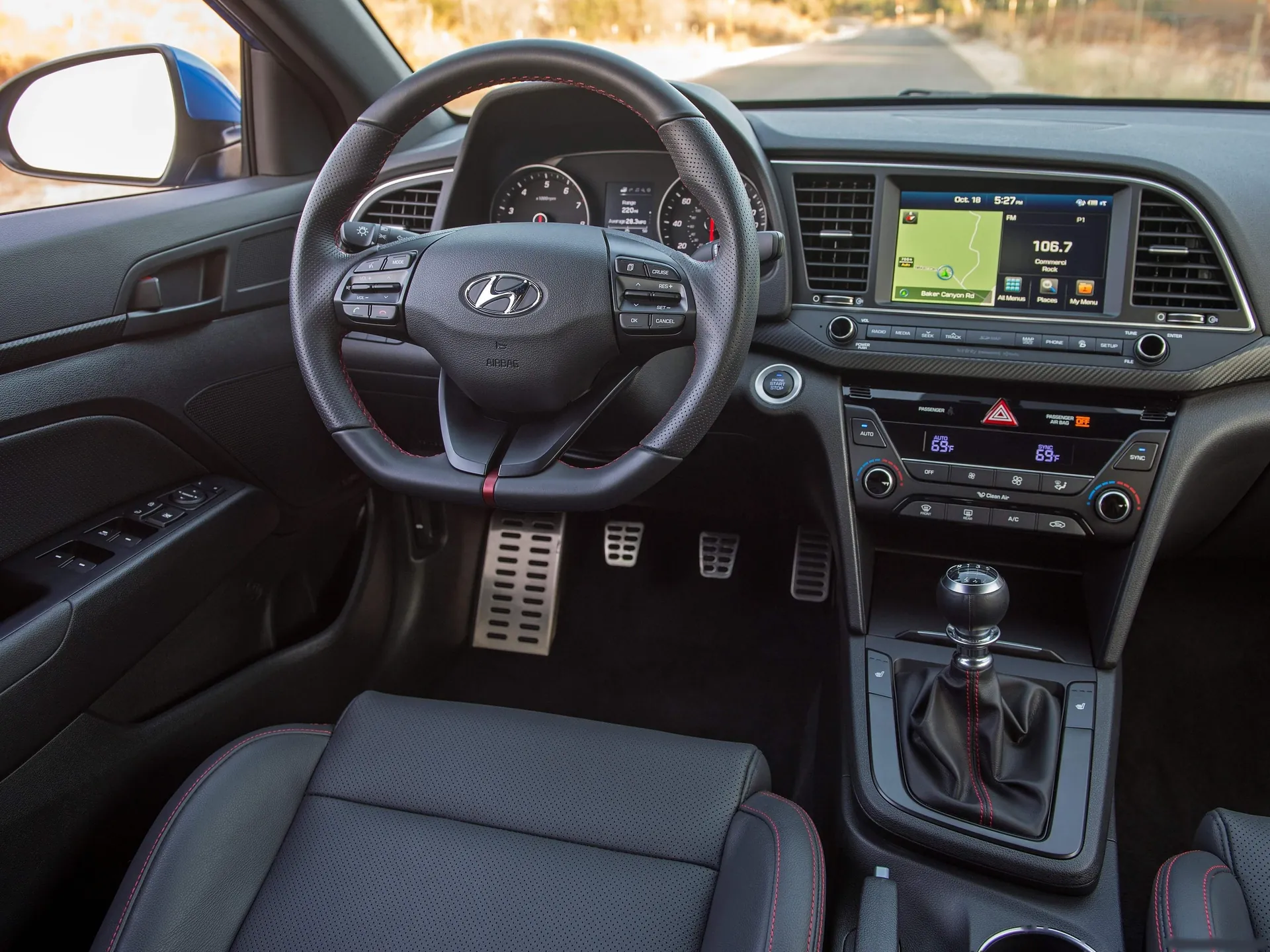 Hyundai Elantra Sport (2017) – interiér