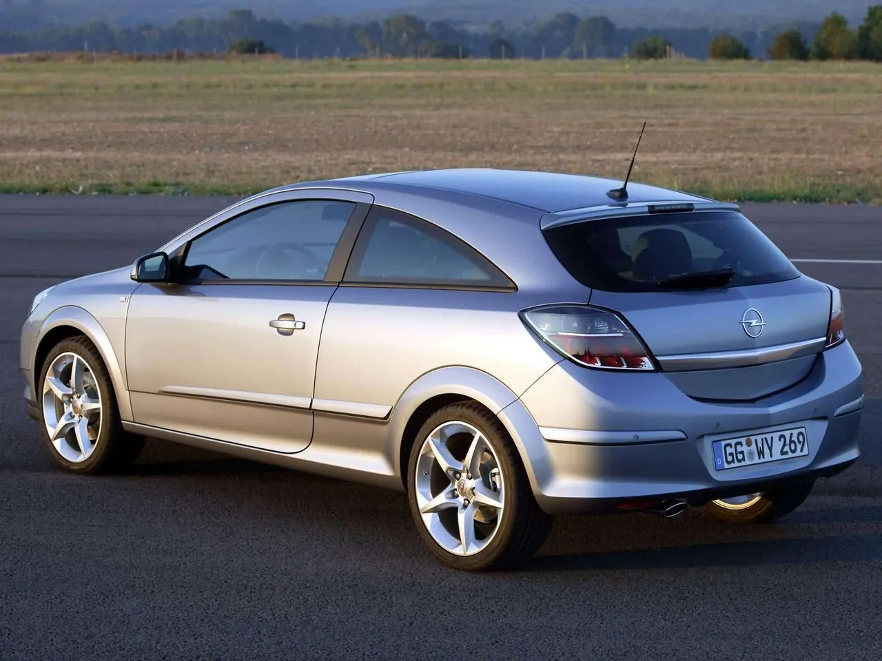 Opel Astra GTC with Panoramic Roof (2005) – zadní tříčtvrteční pohled