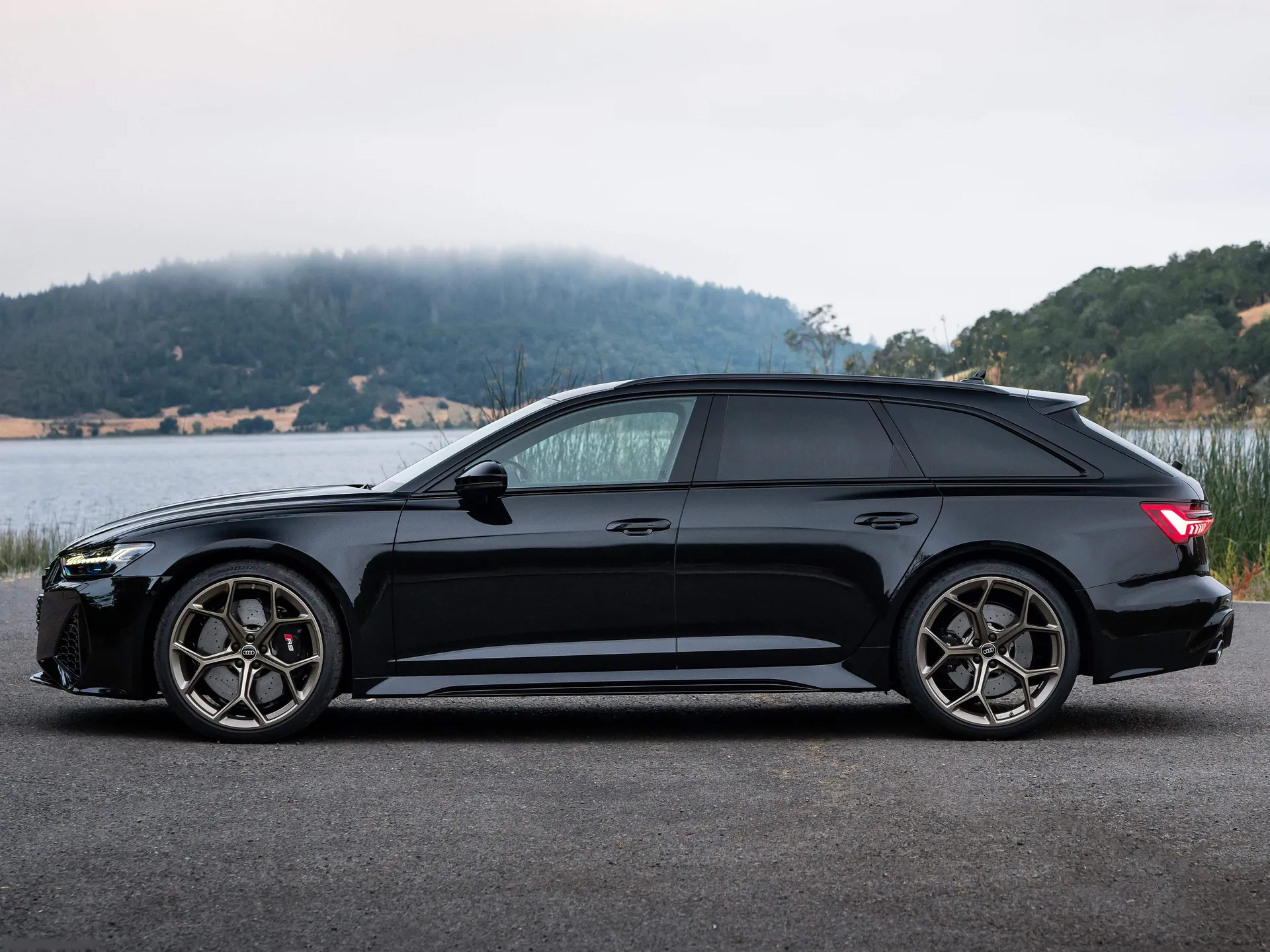 Audi RS6 Avant performance (2023) – boční profil