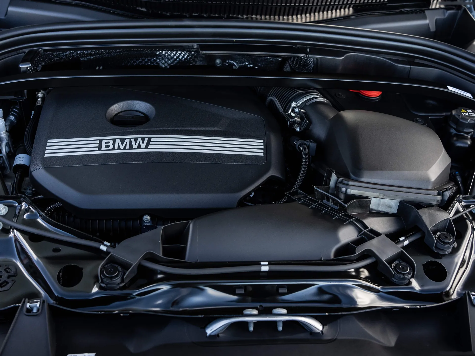 BMW X1 [UK] (2023) – motorový prostor