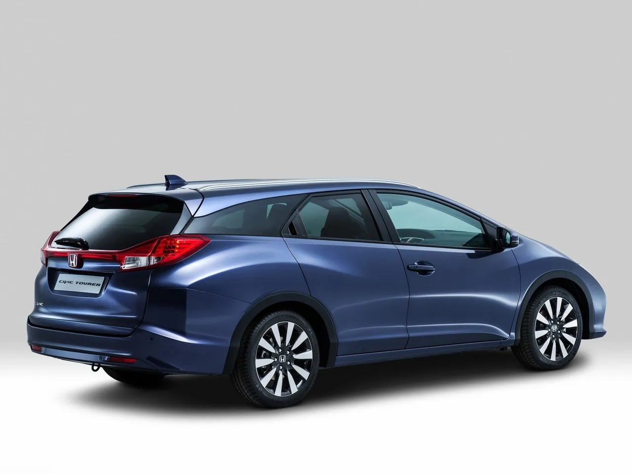 Honda Civic Tourer (2014) – zadní tříčtvrteční pohled
