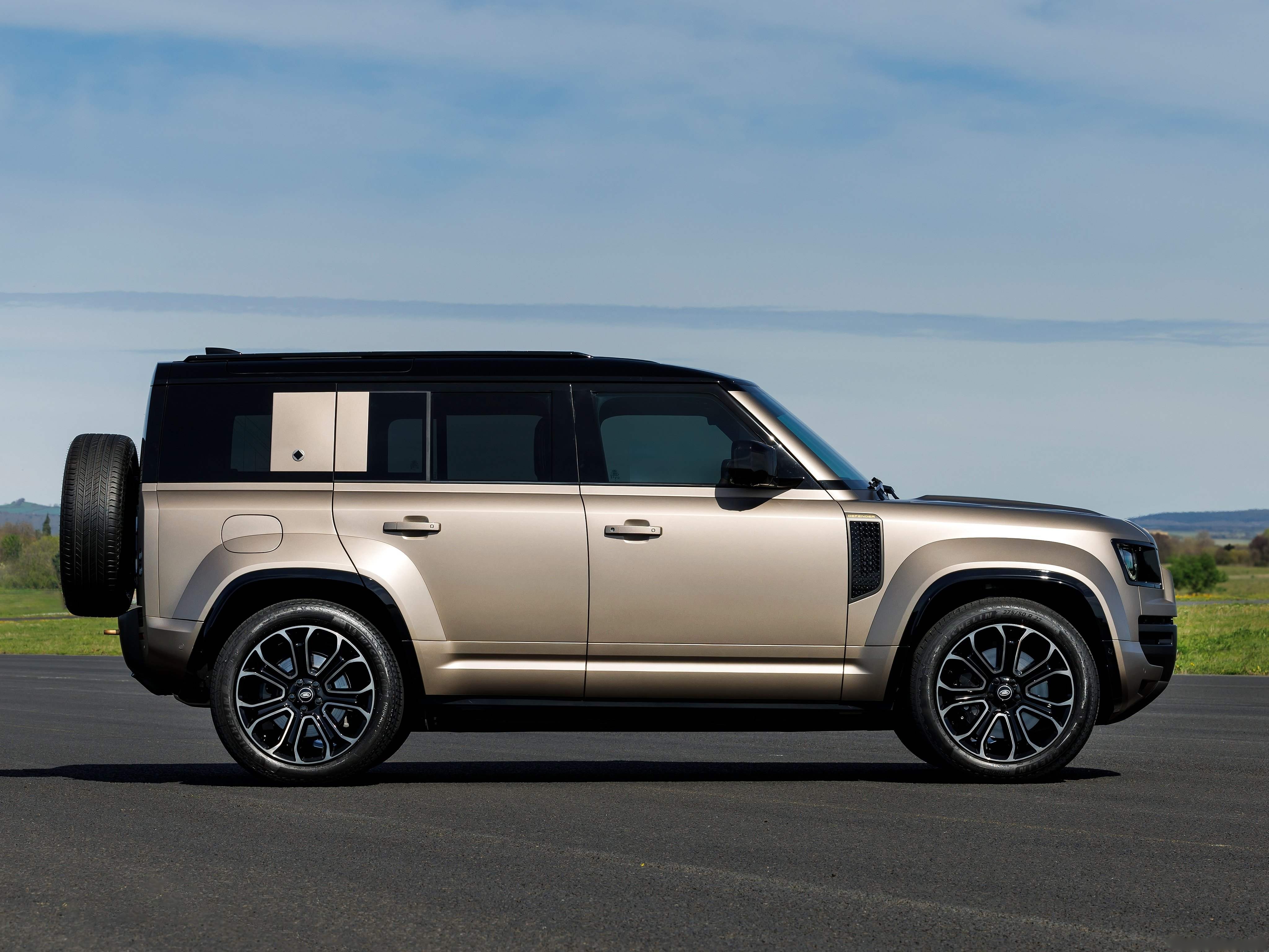 Land Rover Defender Octa (2025) – boční profil