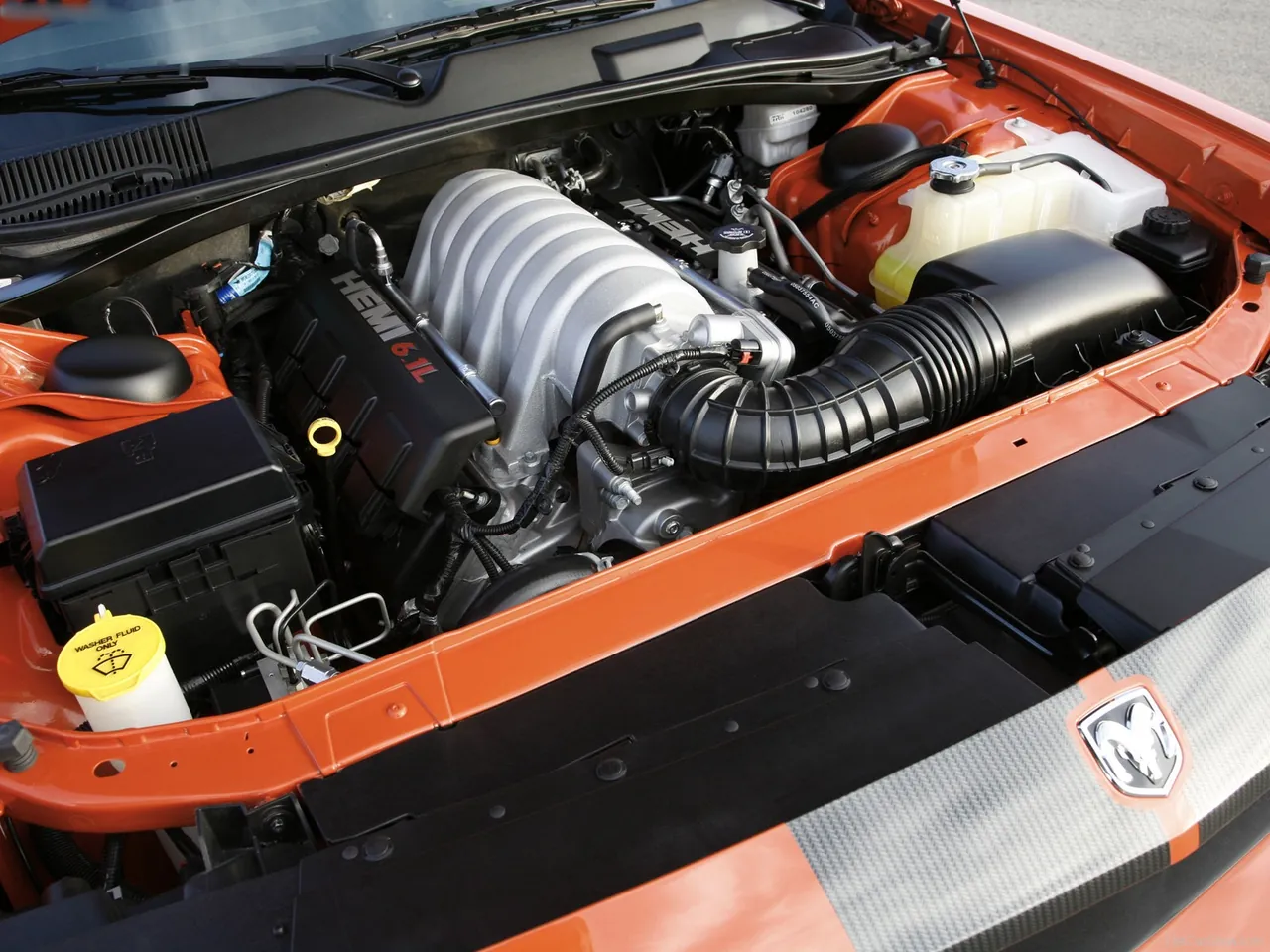 Dodge Challenger SRT8 (2008) – motorový prostor