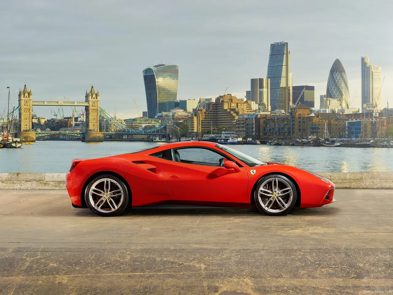 Ferrari 488 GTB (2016) – boční profil