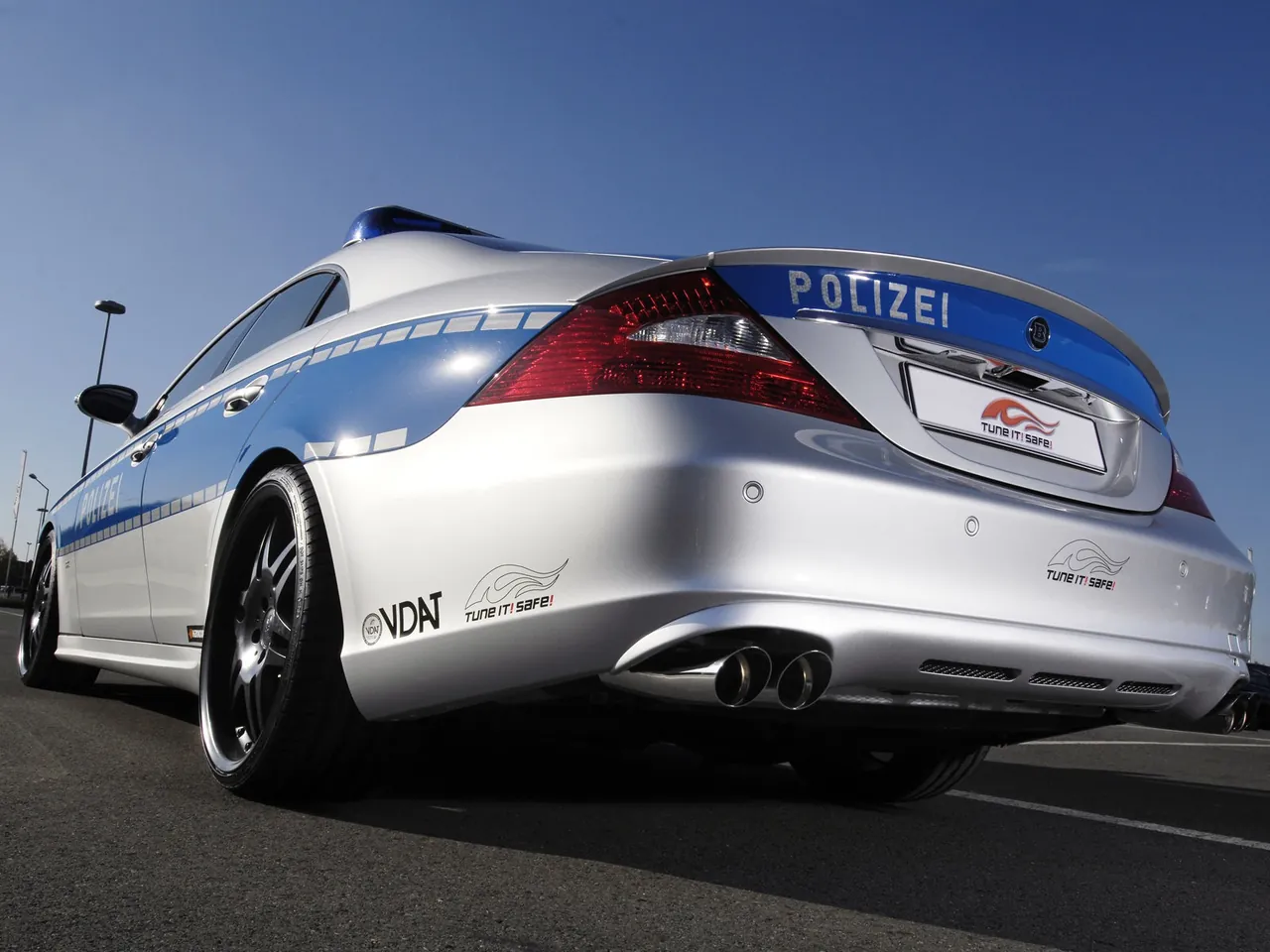 Brabus Rocket Police Car (2006) – zadní tříčtvrteční pohled