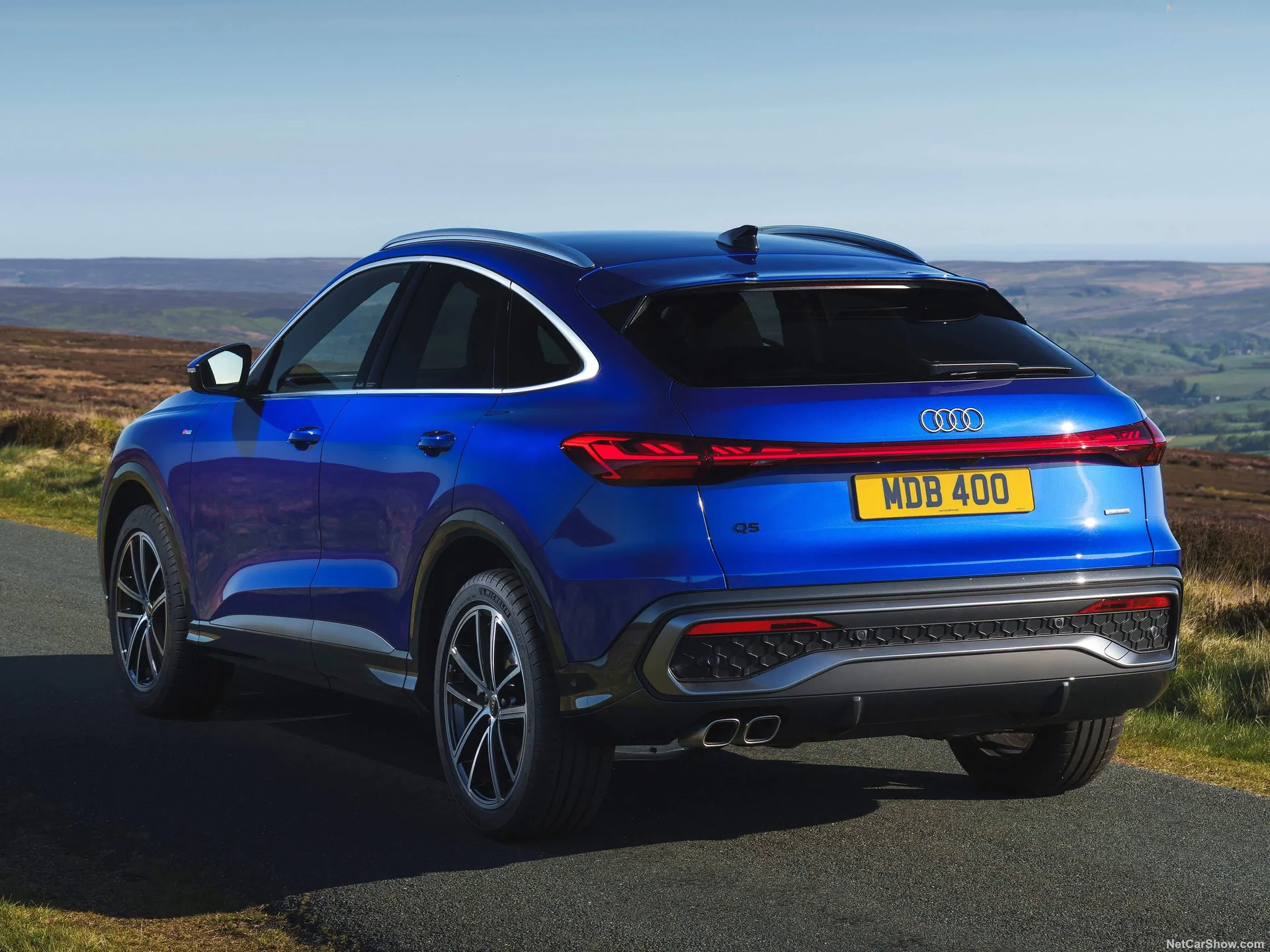 Audi Q5 Sportback [UK] (2025) – zadní tříčtvrteční pohled