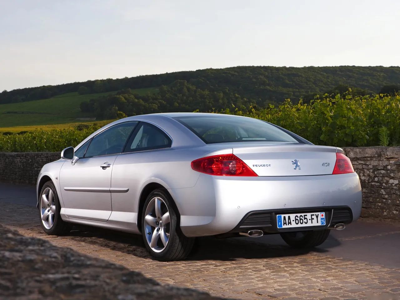 Peugeot 407 Coupe (2010) – zadní tříčtvrteční pohled