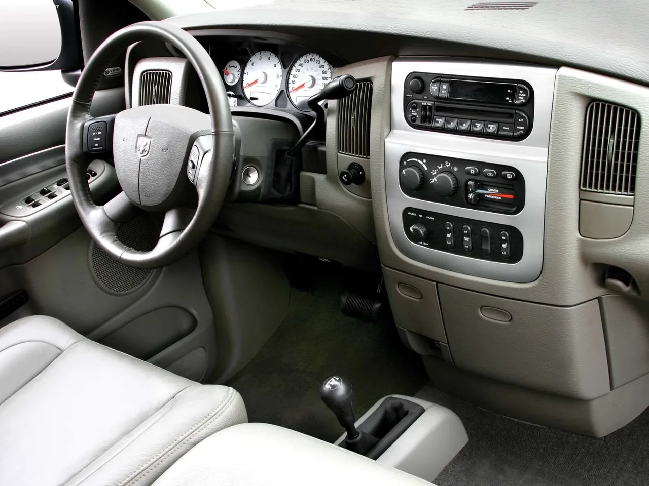 Dodge Ram Power Wagon (2005) – interiér