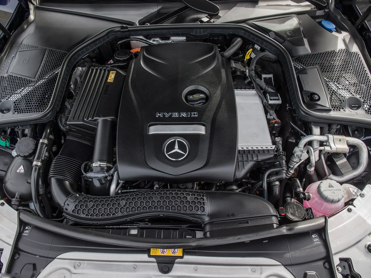 Mercedes-Benz C350e (2017) – motorový prostor