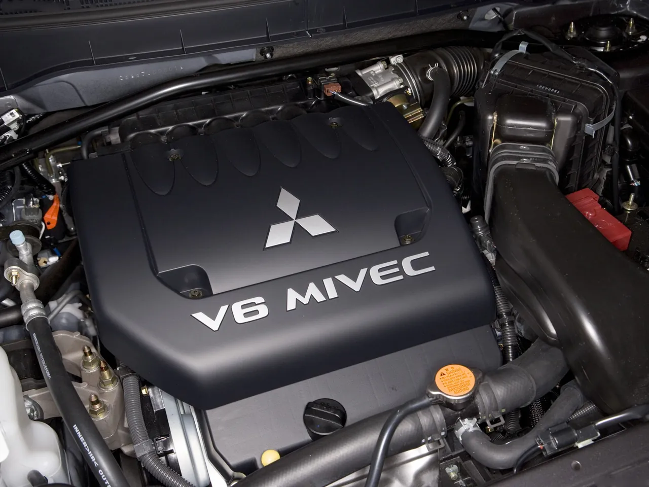Mitsubishi Outlander (2007) – motorový prostor