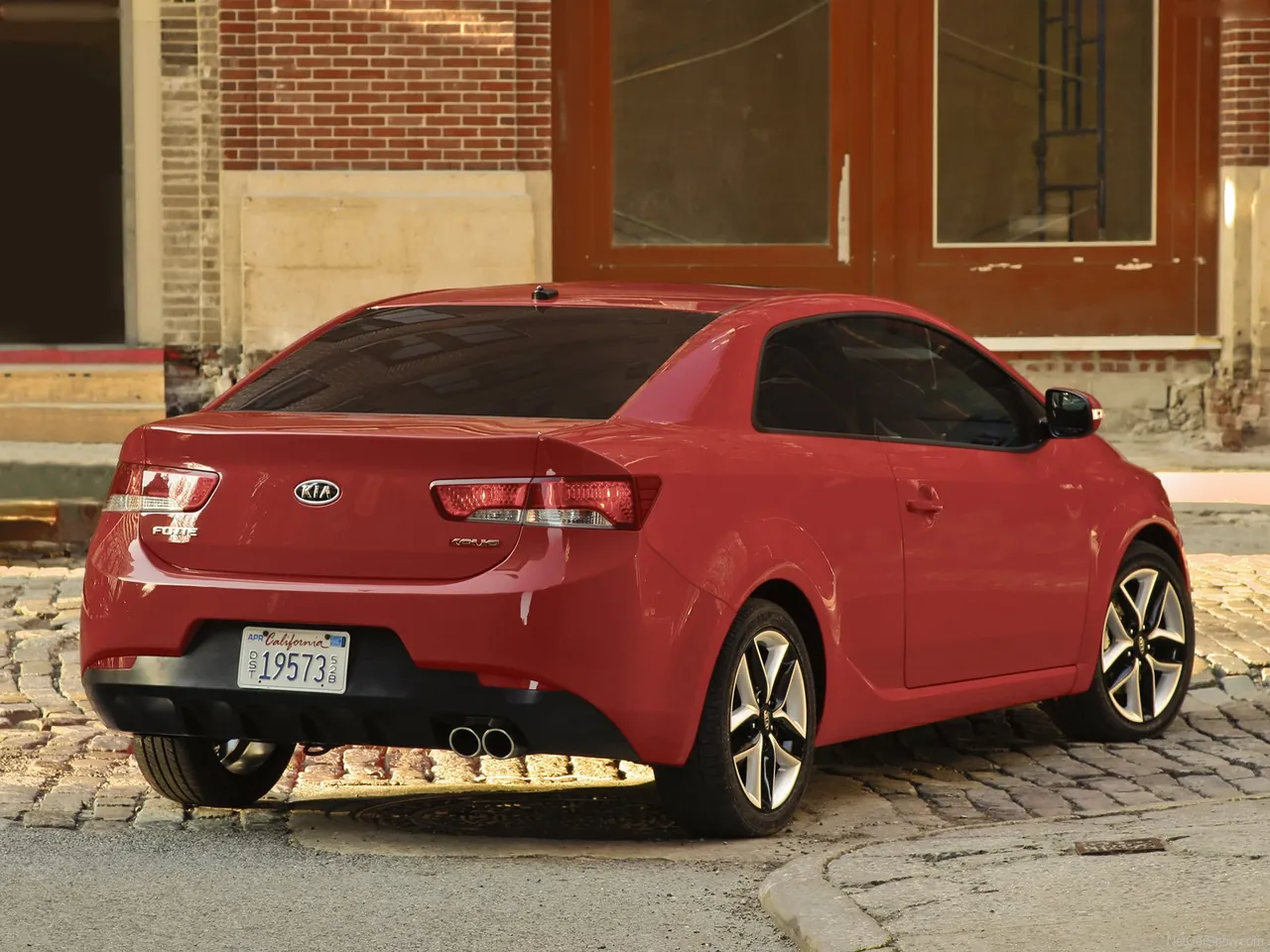 Kia Forte Koup (2010) – zadní tříčtvrteční pohled