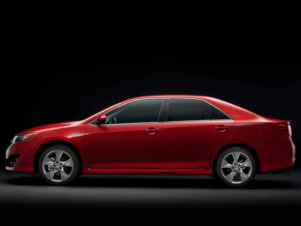 Toyota Camry (2012) – boční profil