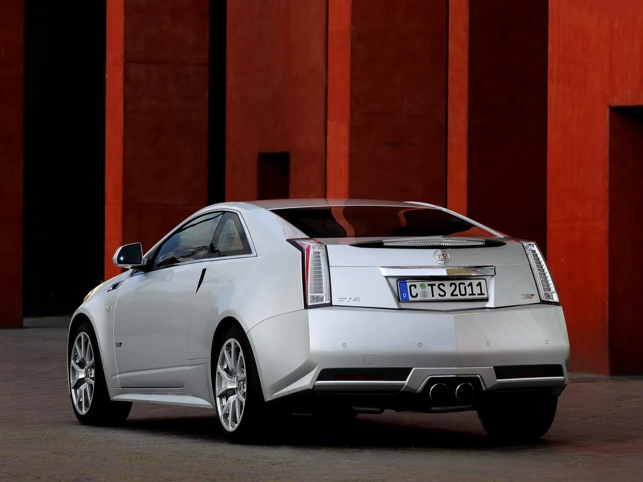 Cadillac CTS-V Coupe (2011) – zadní tříčtvrteční pohled