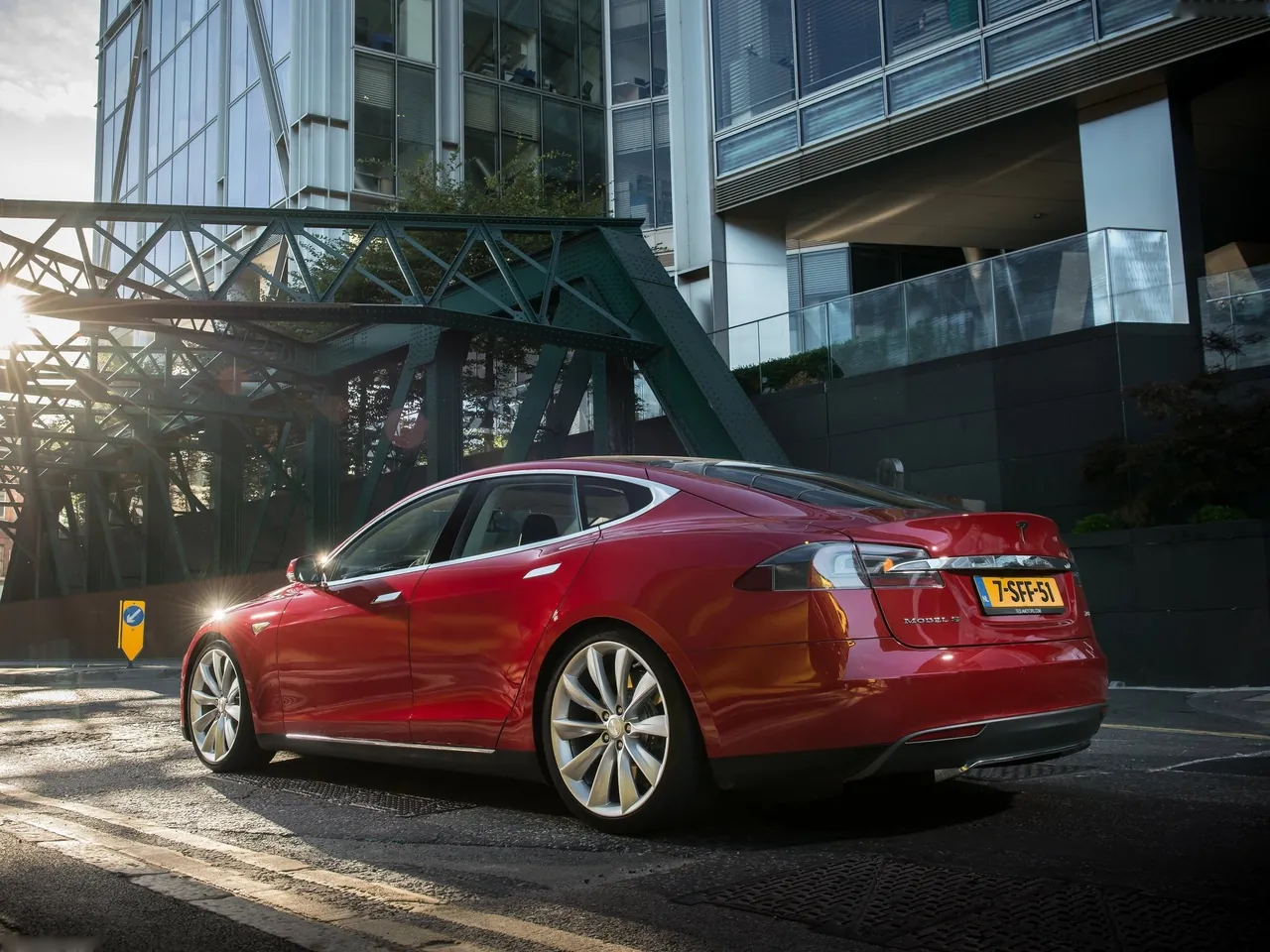 Tesla Model S (2013) – zadní tříčtvrteční pohled