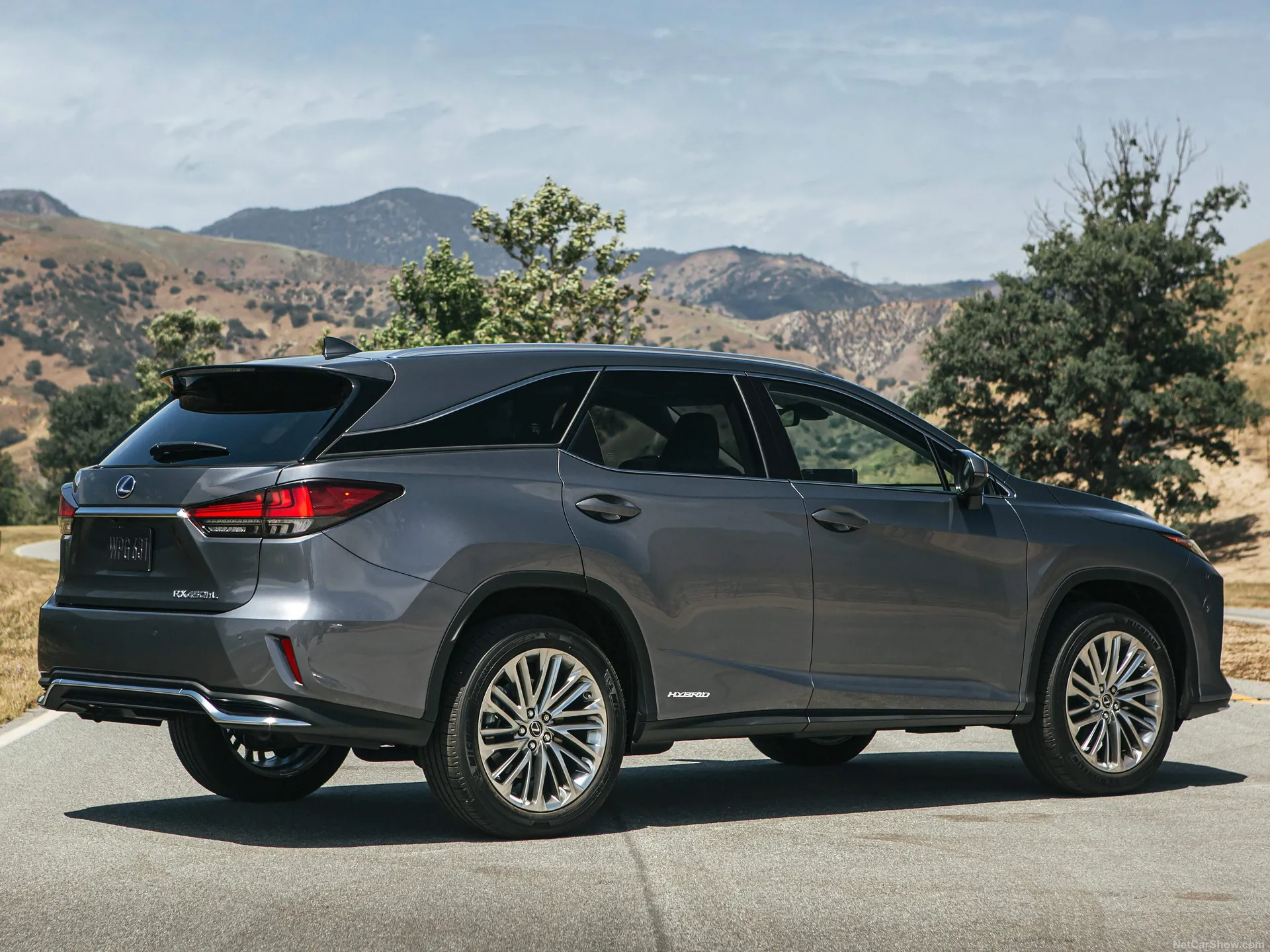 Lexus RX L (2020) – zadní tříčtvrteční pohled