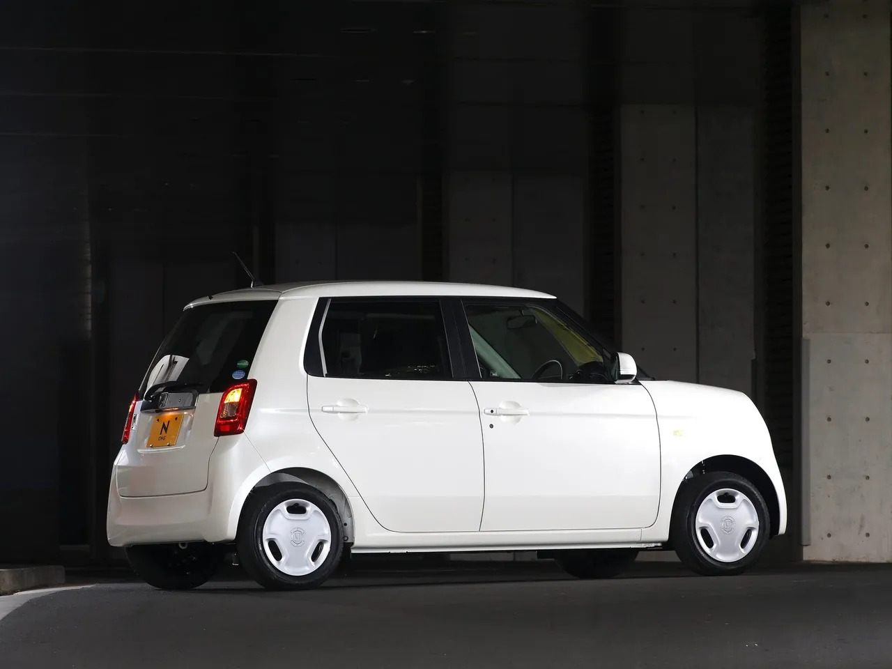Honda N-One (2013) – zadní tříčtvrteční pohled