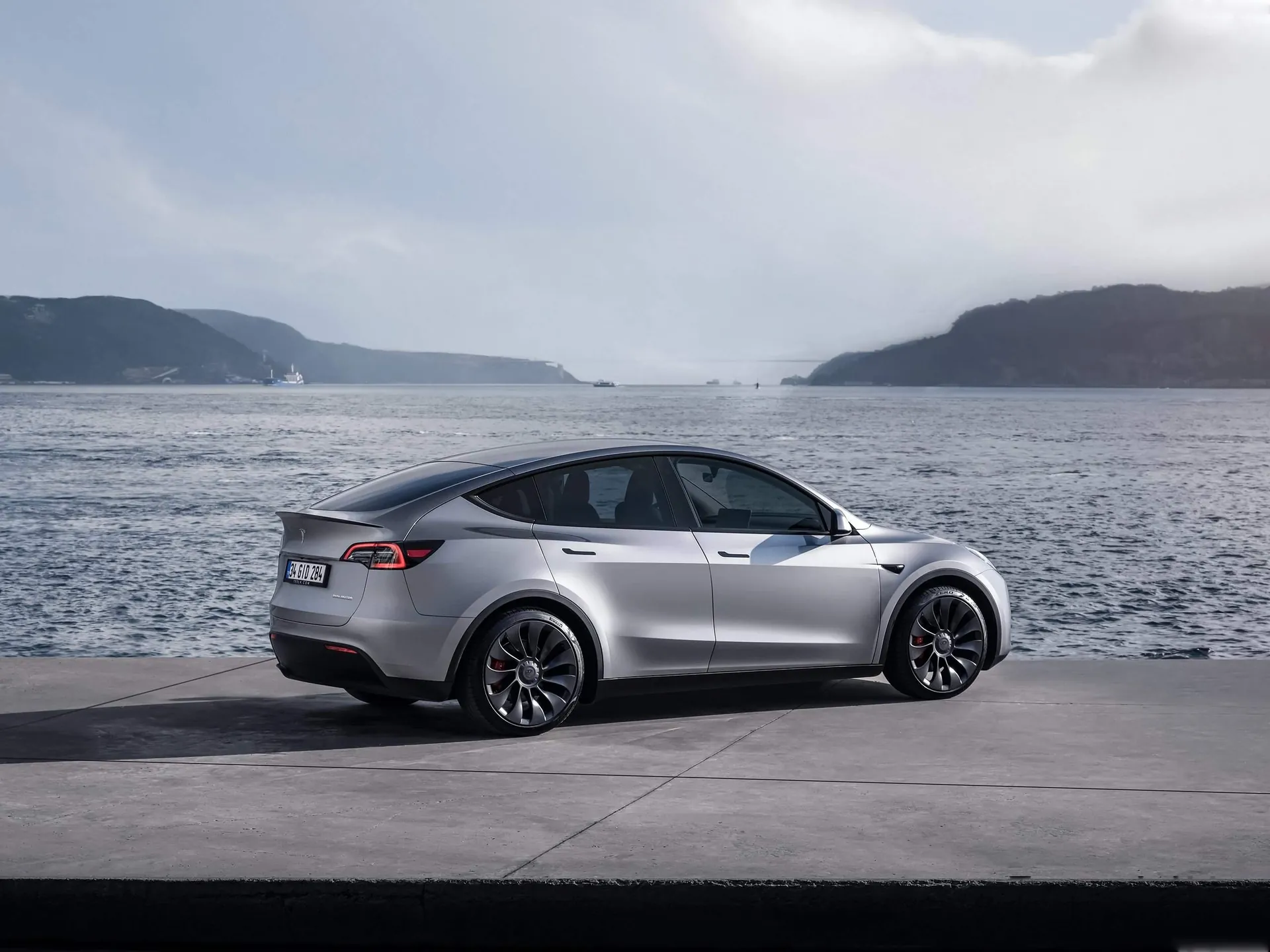 Tesla Model Y (2021) – zadní tříčtvrteční pohled