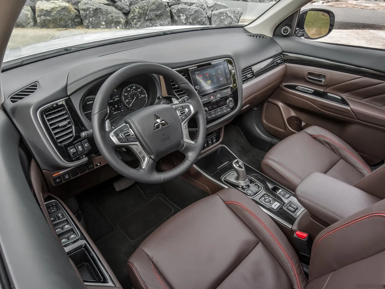 Mitsubishi Outlander PHEV (2017) – interiér