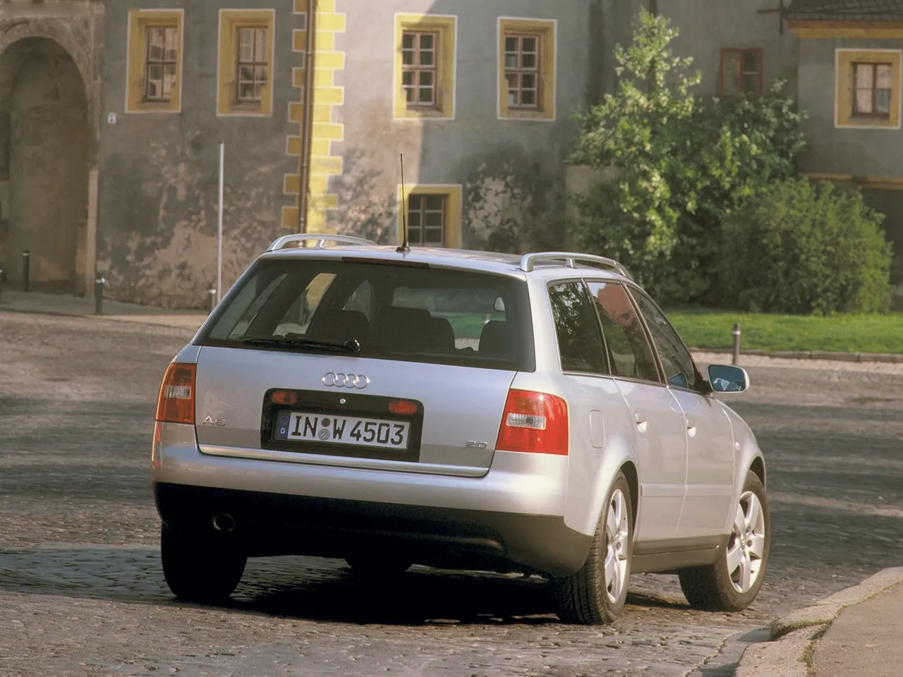 Audi A6 Avant (2001) – zadní tříčtvrteční pohled