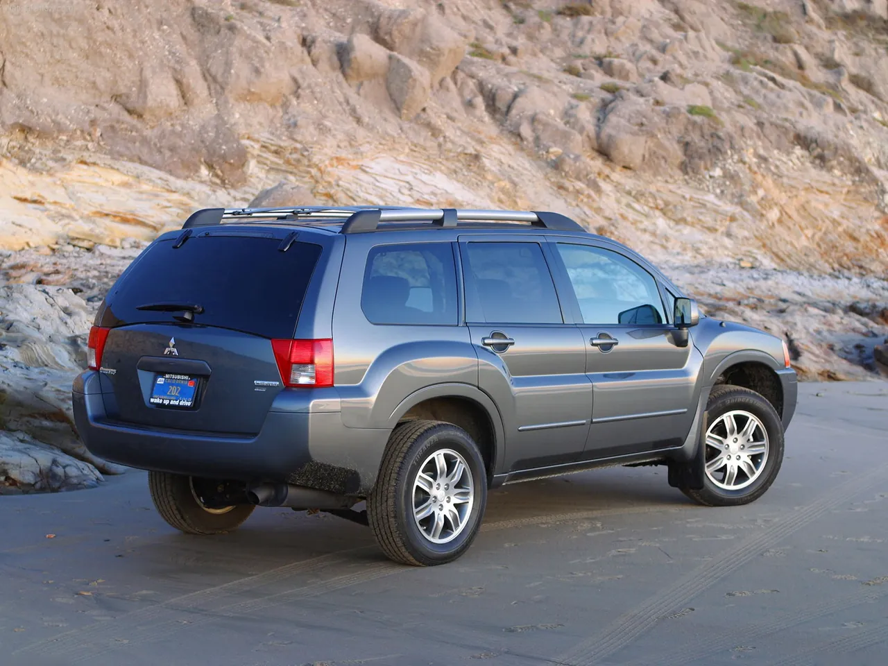 Mitsubishi Endeavor (2004) – zadní tříčtvrteční pohled