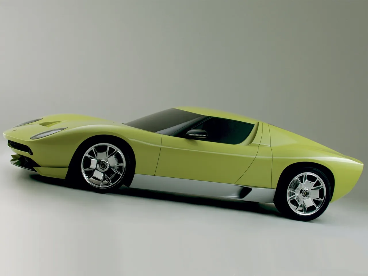 Lamborghini Miura Concept (2006) – boční profil