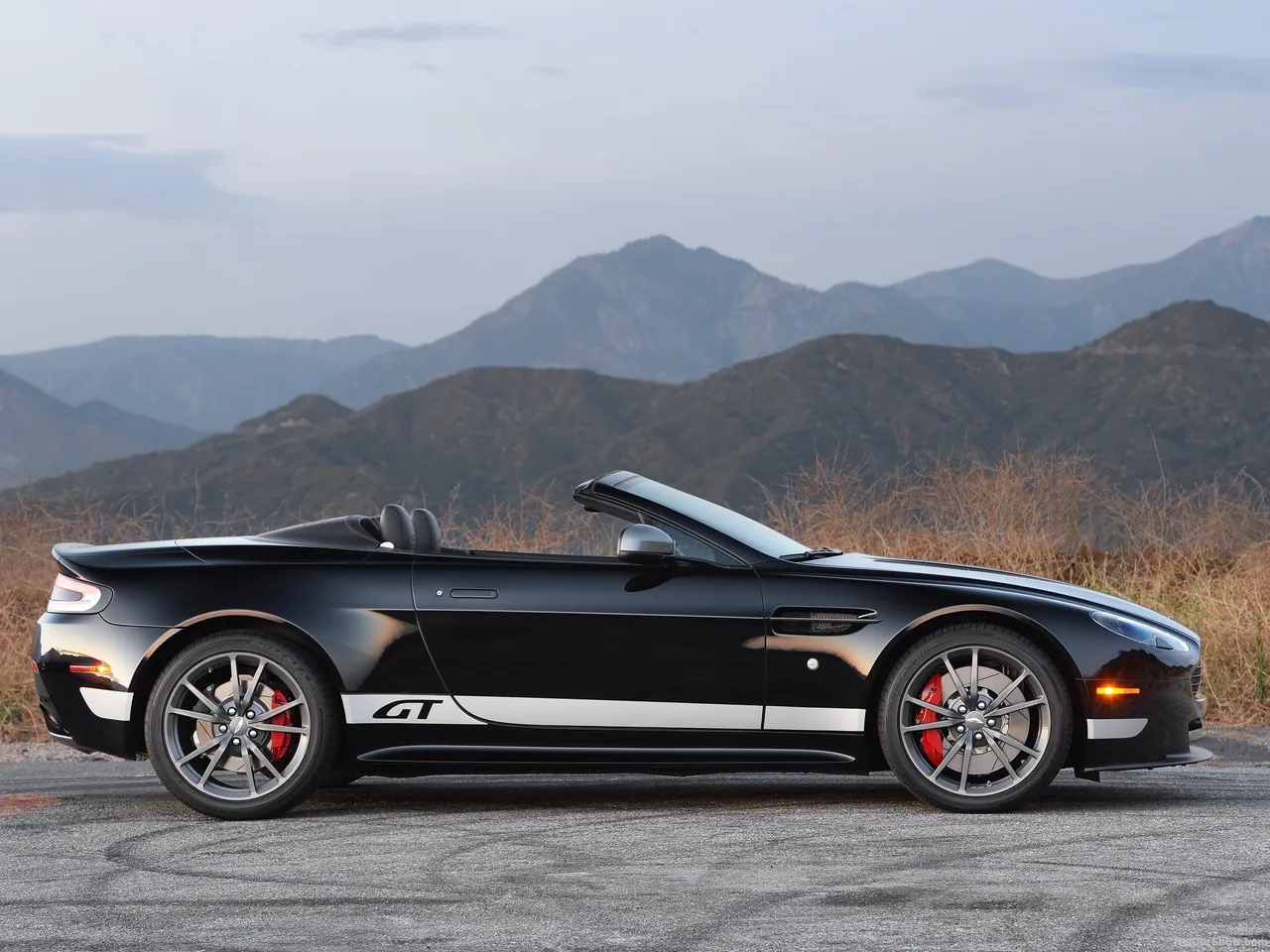 Aston Martin V8 Vantage GT Roadster (2015) - Side Profile