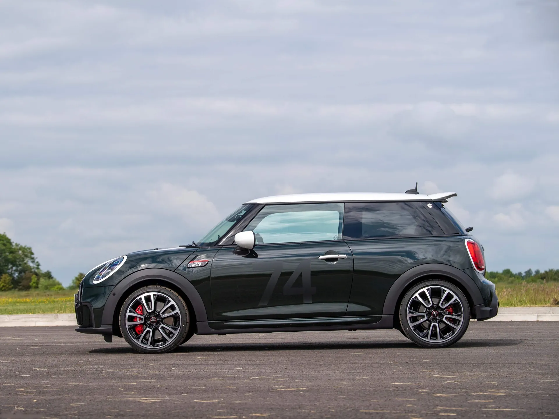 Mini JCW Anniversary Edition (2021) – boční profil