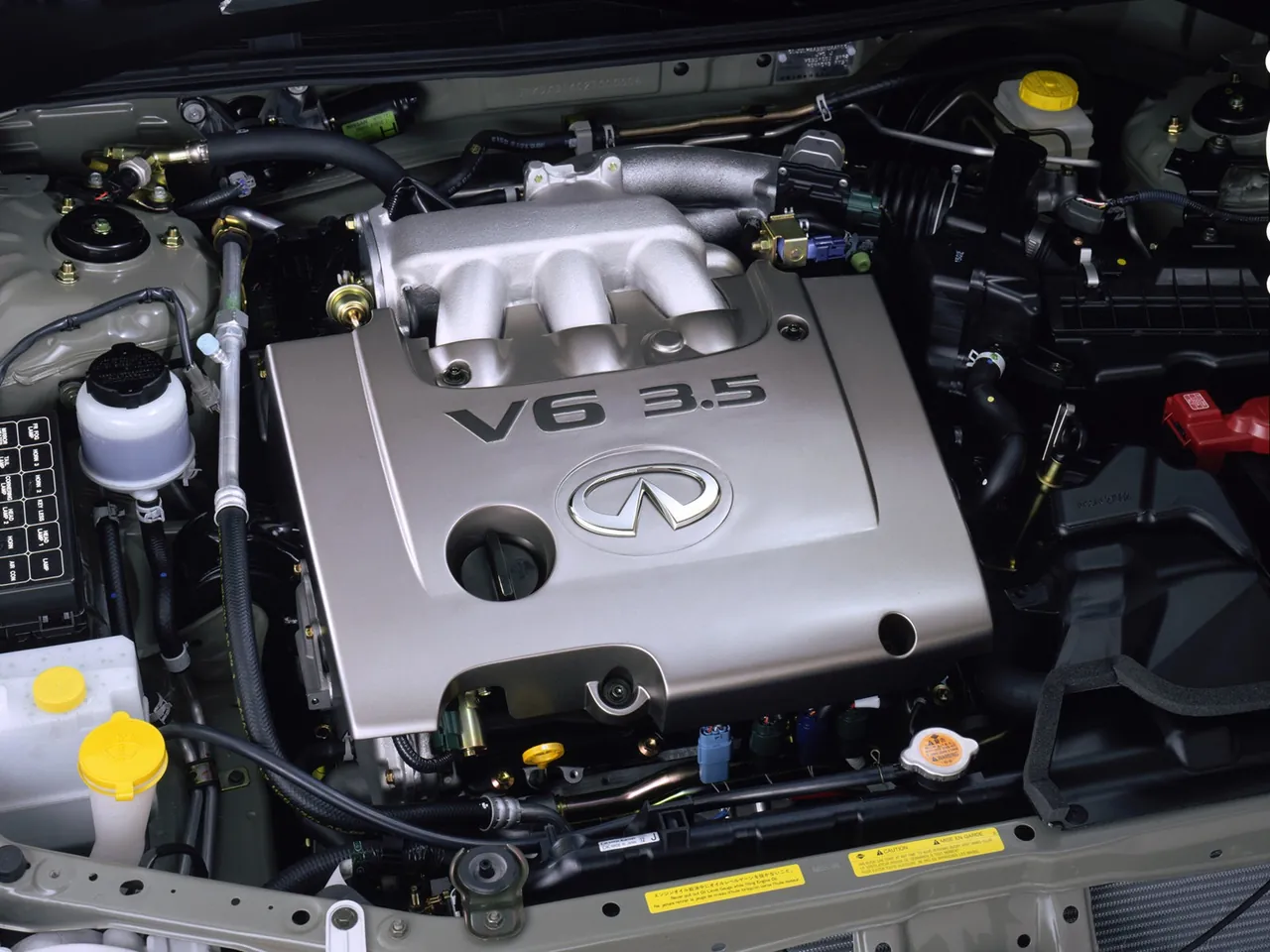Infiniti I35 (2003) – motorový prostor