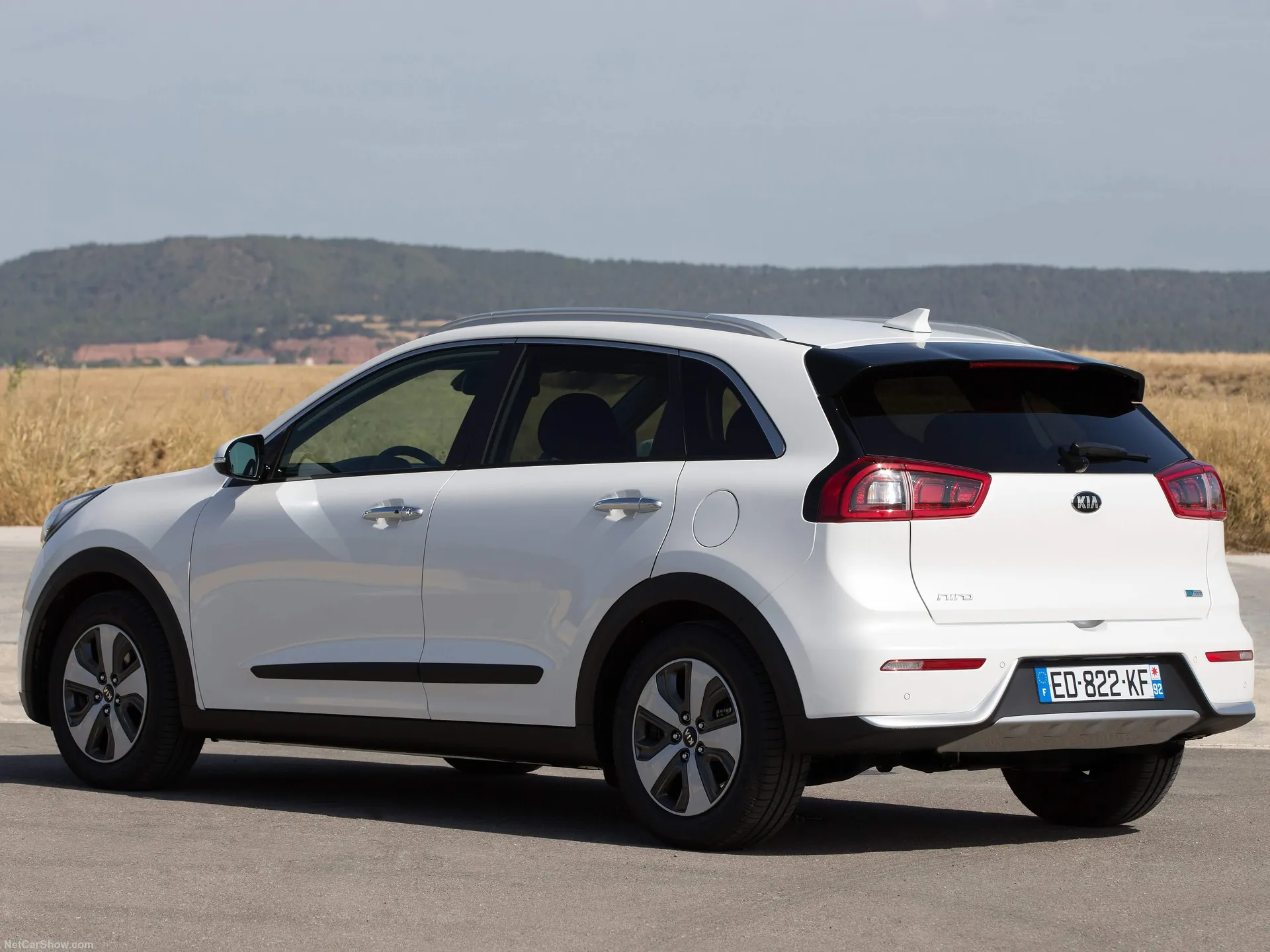 Kia Niro [EU] (2017) – zadní tříčtvrteční pohled