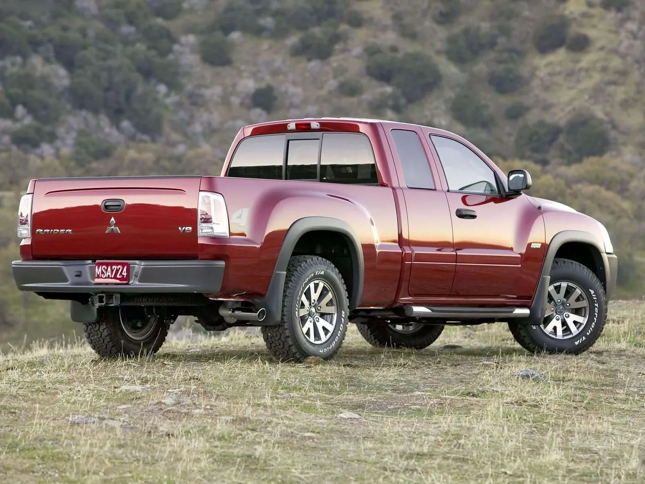 Mitsubishi Raider DuroCross V8 (2006) – zadní tříčtvrteční pohled