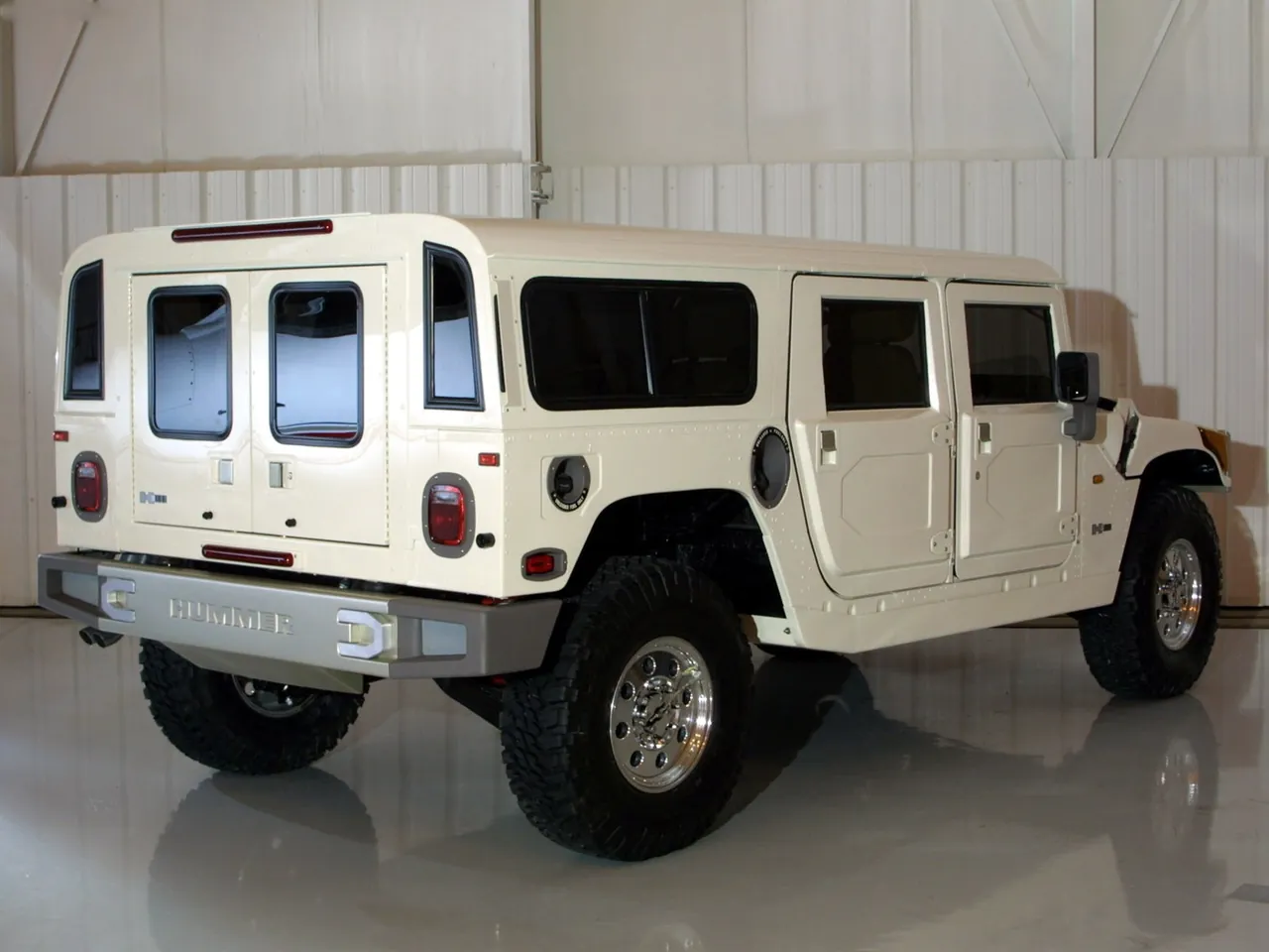 Hummer H1 Alpha Concept (2001) – zadní tříčtvrteční pohled