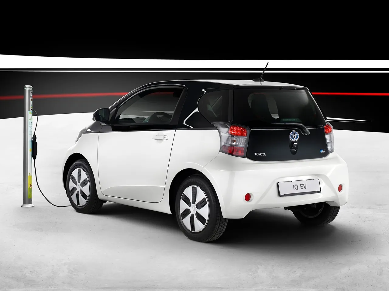 Toyota iQ EV (2013) - Rear Three-Quarter