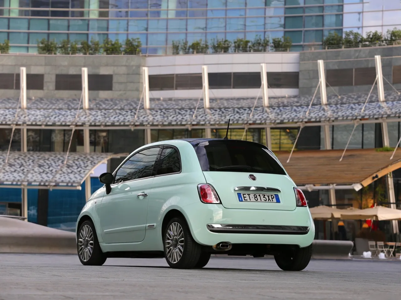 Fiat 500 Cult (2014) – zadní tříčtvrteční pohled