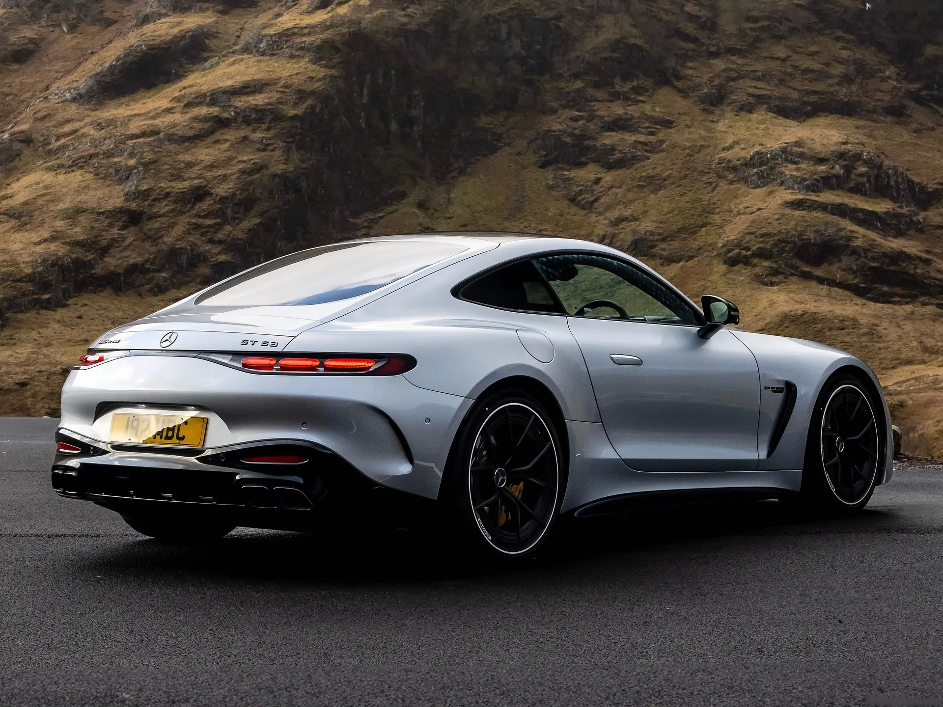 Mercedes-Benz AMG GT63 [UK] (2024) – zadní tříčtvrteční pohled