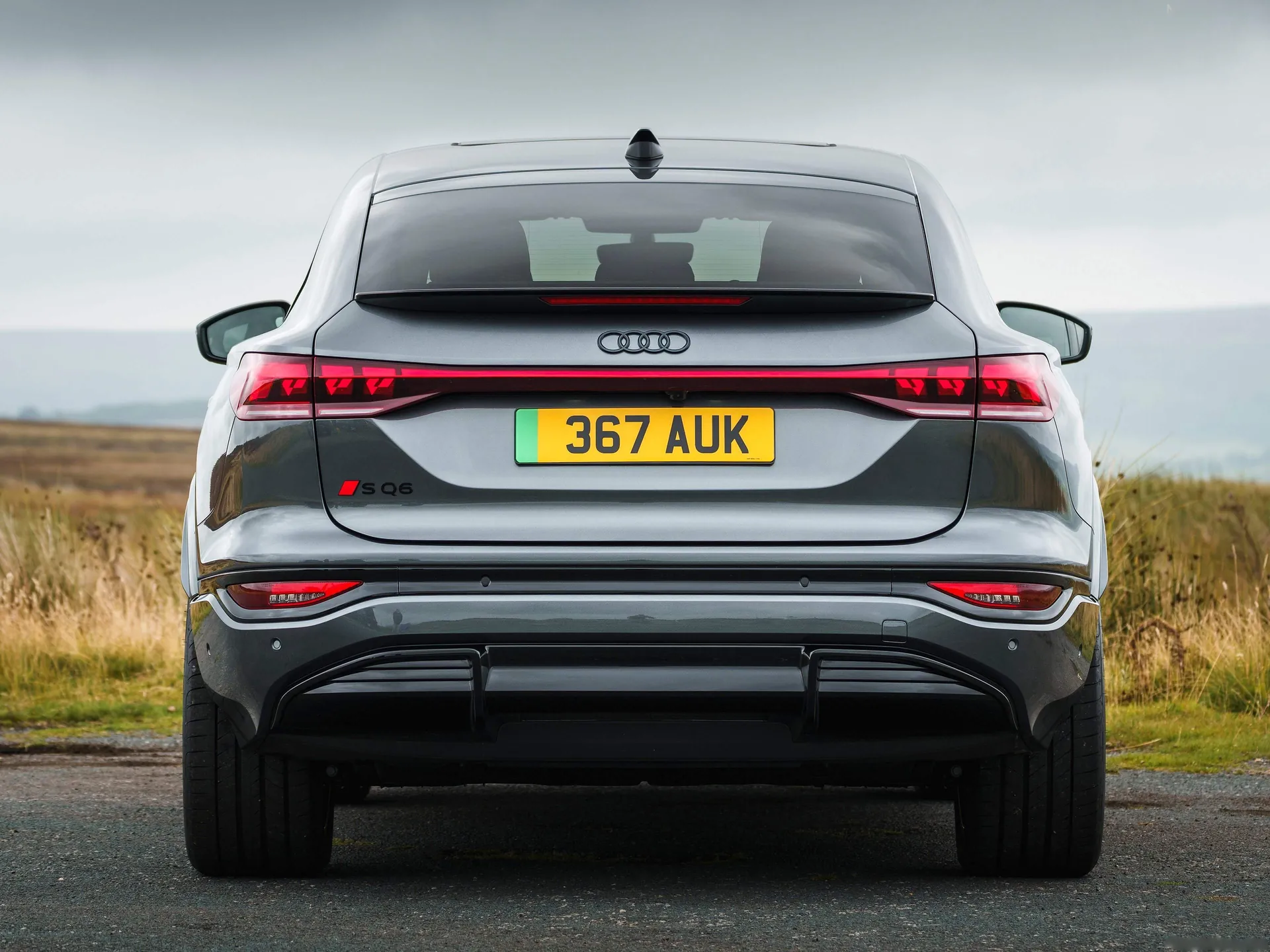 Audi SQ6 Sportback e-tron [UK] (2025) – zezadu