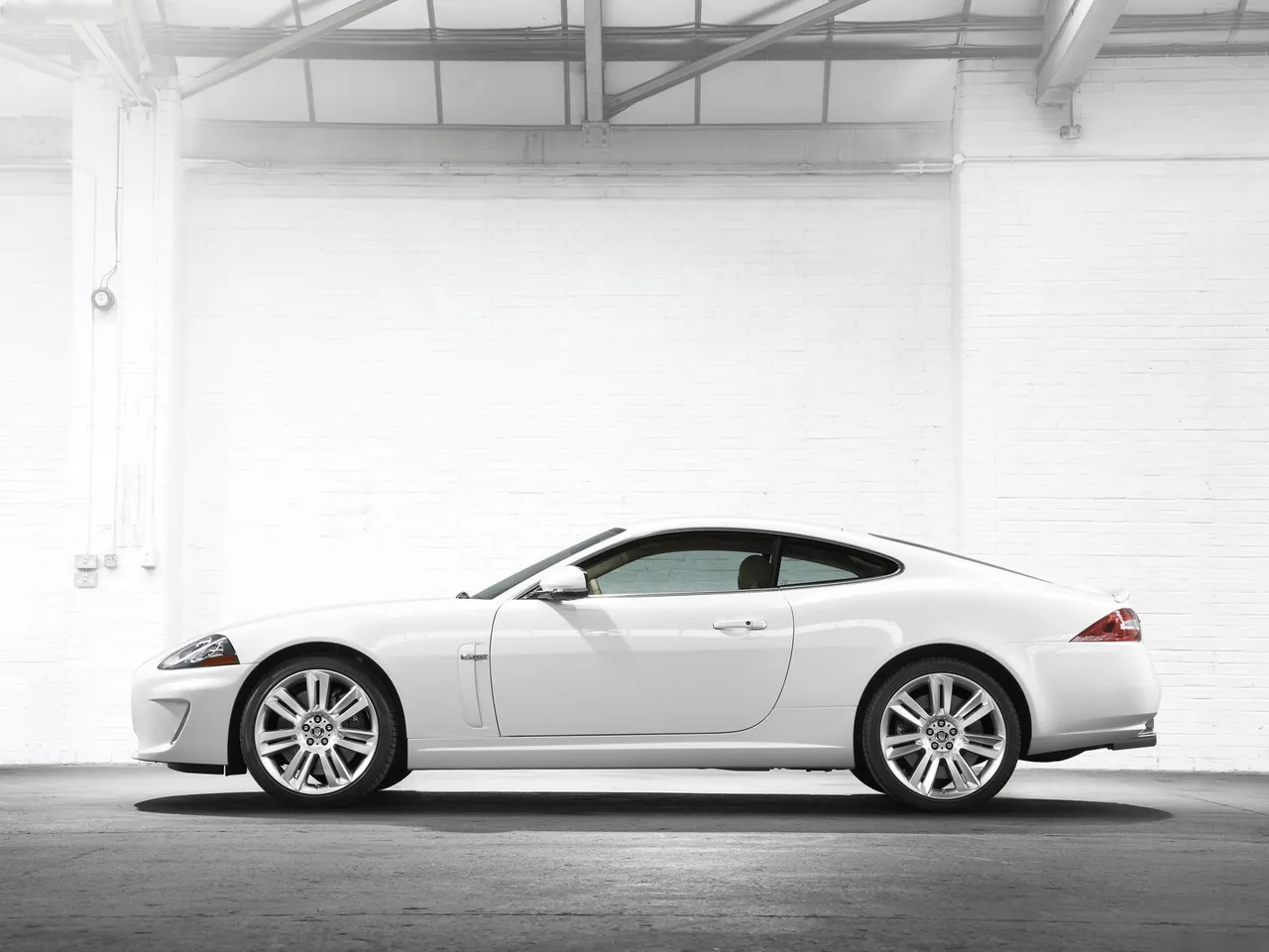 Jaguar XKR (2010) – boční profil